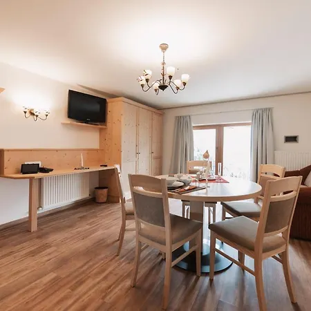 Ξενοδοχείο με διαμερίσματα Wellness Panorama Alpin - Im Pitztal 4*